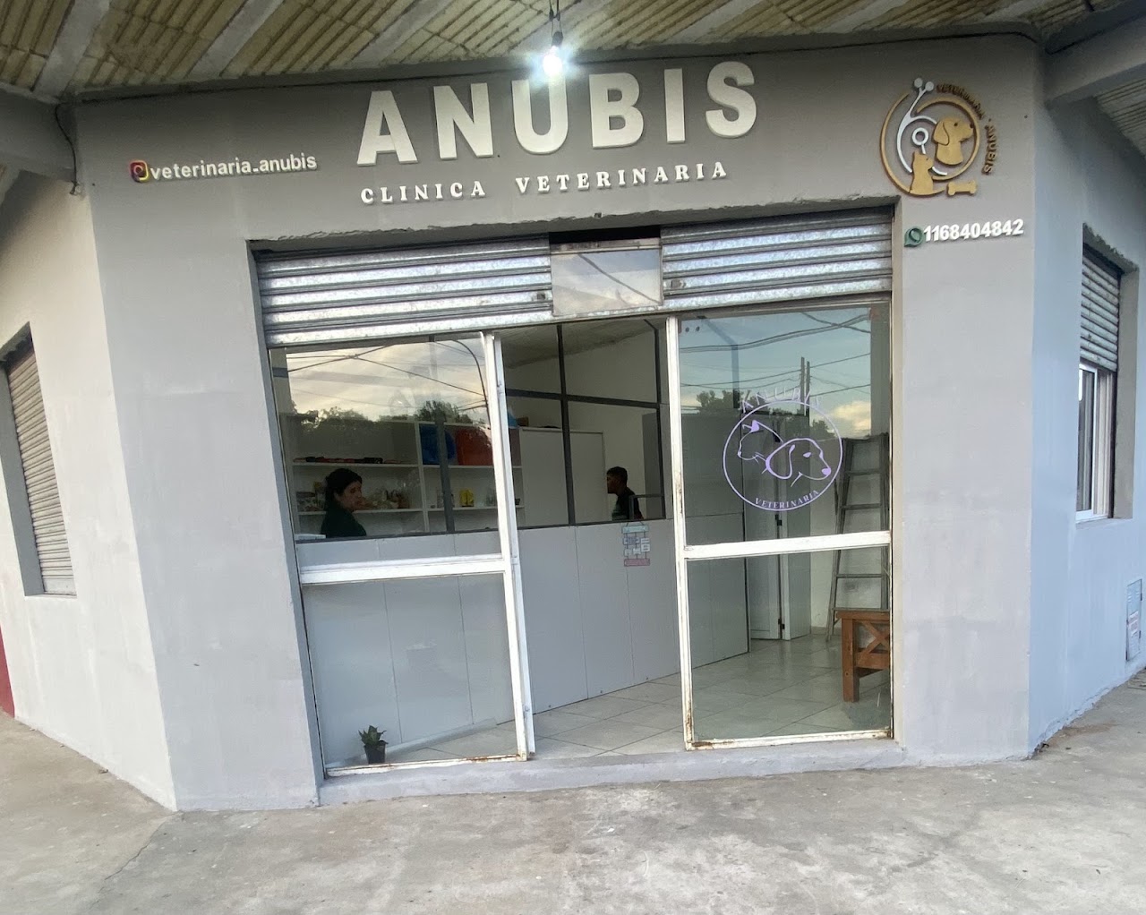 Frente de Veterinaria Anubis en Berazategui